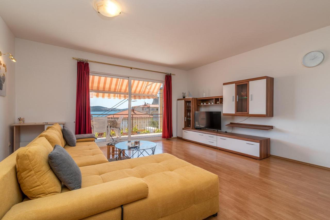Comfortable Apartment Near The Sea Trogir Eksteriør bilde