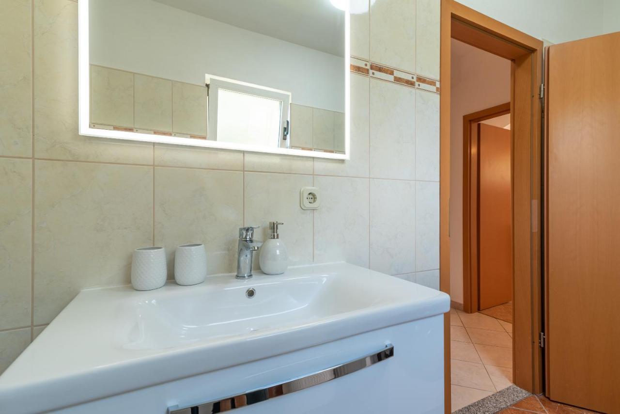 Comfortable Apartment Near The Sea Trogir Eksteriør bilde