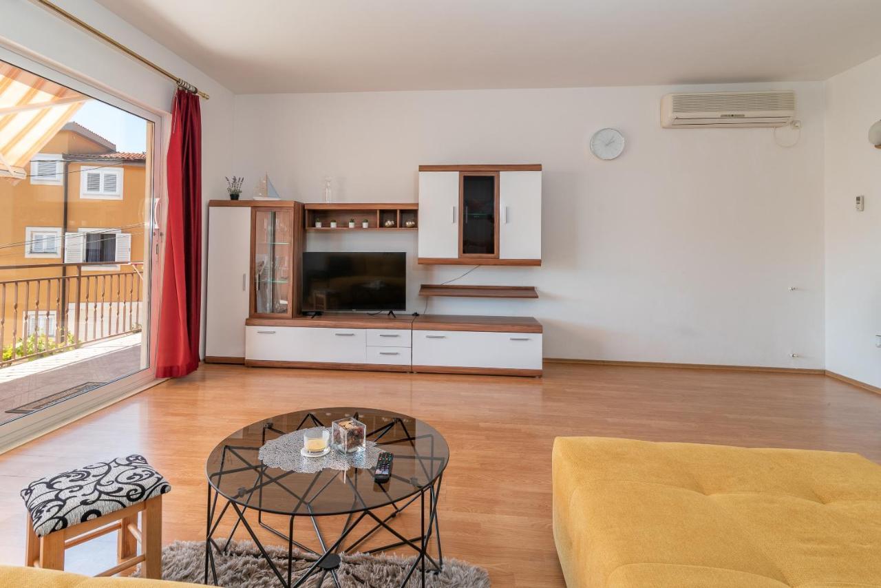 Comfortable Apartment Near The Sea Trogir Eksteriør bilde