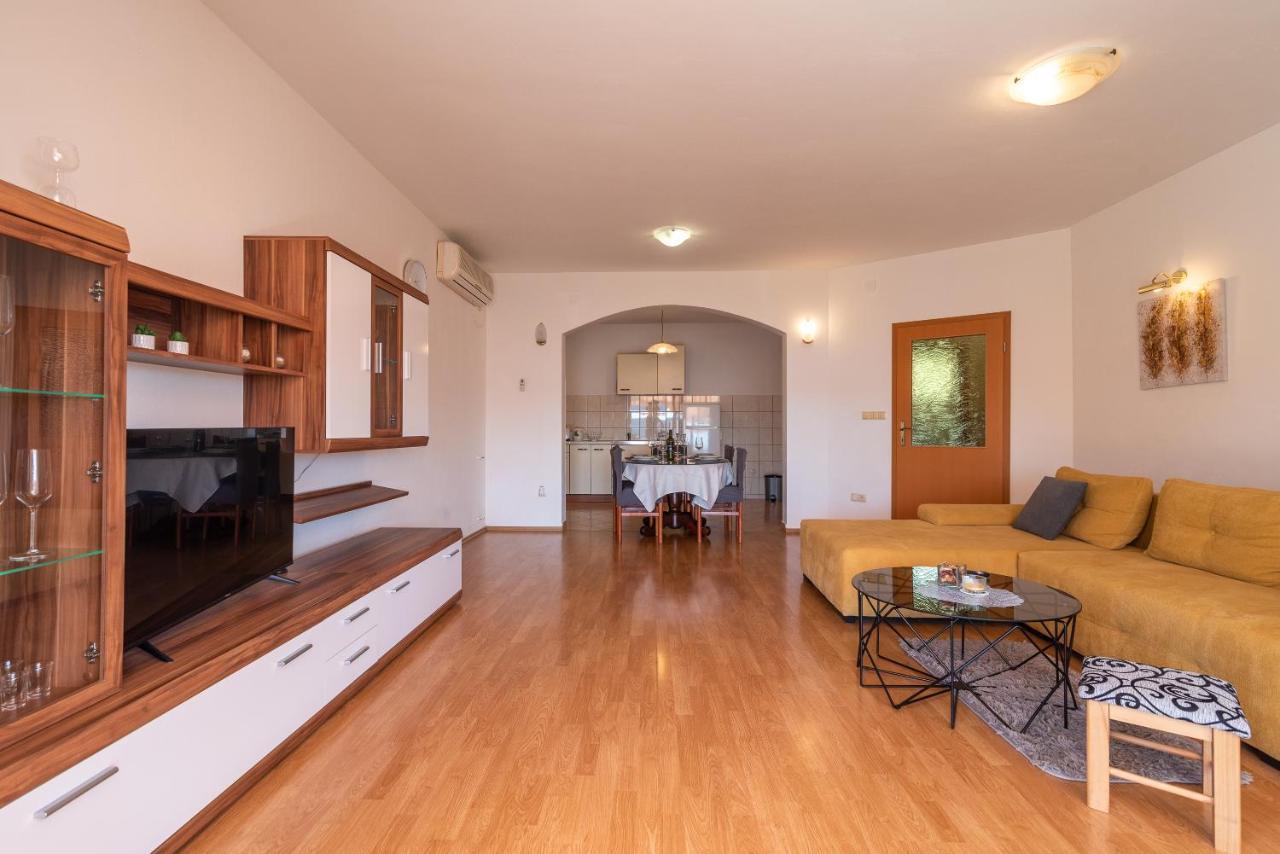 Comfortable Apartment Near The Sea Trogir Eksteriør bilde